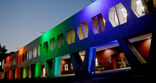 Galería: CDHCM ilumina su sede por Día Nacional contra la Homofobia, Lesbofobia, Transfobia y Bifobia