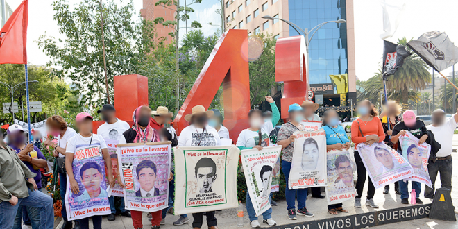 Galería: CDHCM acompañó marcha #Ayotzinapa92Meses